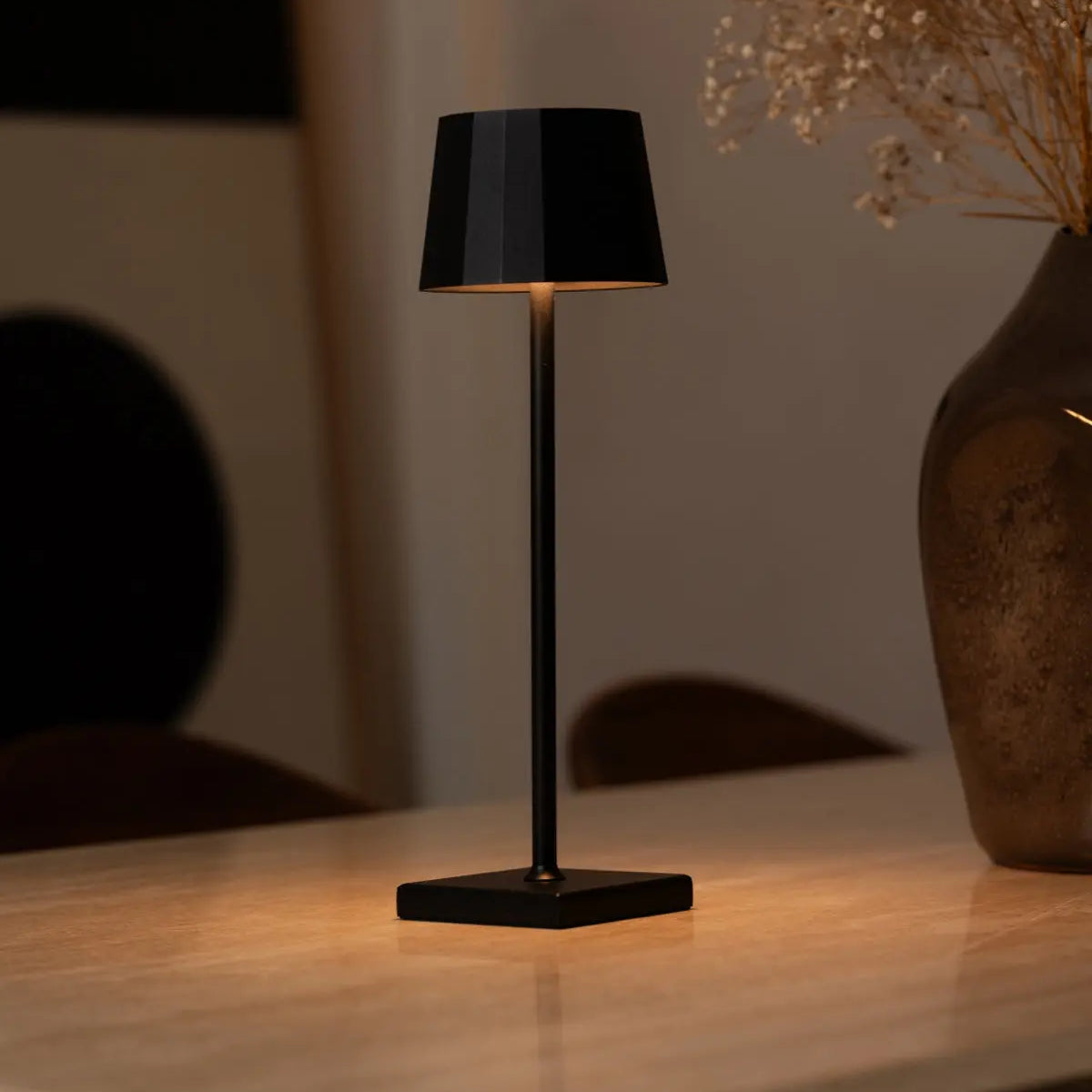 William Black Rechargeable Iron Table Lamp – 150-Hour Battery, Dimmable, USB-C Charging Tavellio