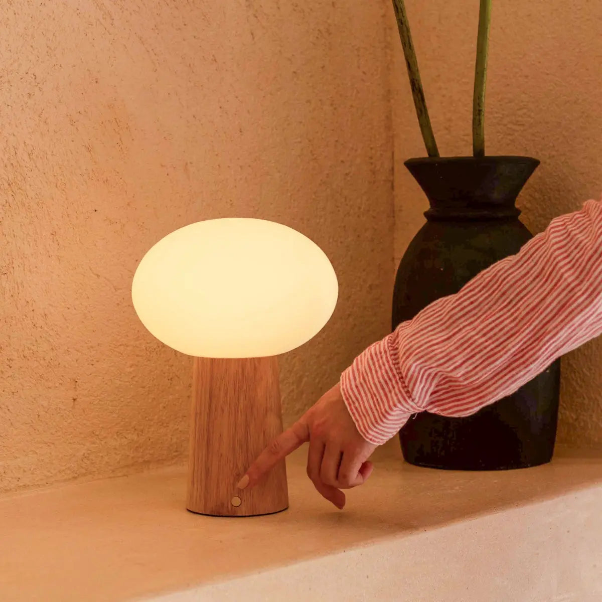 Max - Wooden cordless and rechargeable table lamp with glass Tavellio