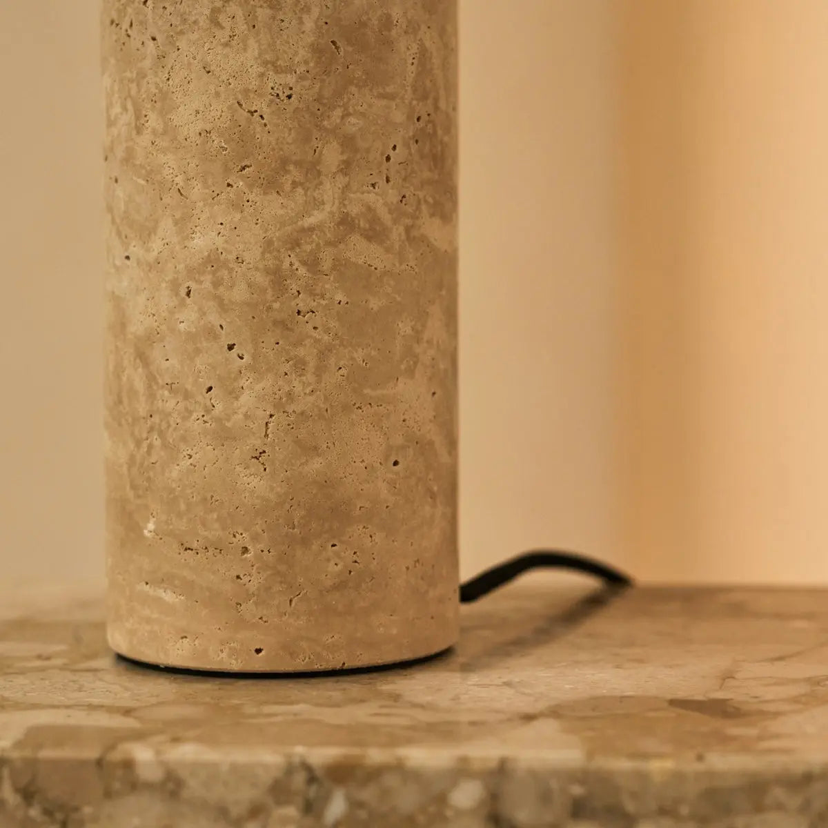 Nicolaas - Lamp made of travertine and metal Tavellio