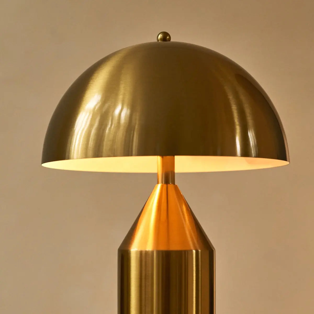 Otto Gold Dressoir Lamp – Stylish Metal Table Lamp for Any Room Tavellio